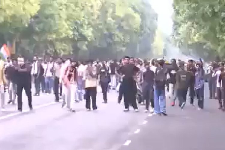 दिल्ली में कॉकरोचों का हिंसक प्रदर्शन, कनॉट प्लेस पर पथराव-तोड़फोड़, संसद मार्च बिगड़ा
