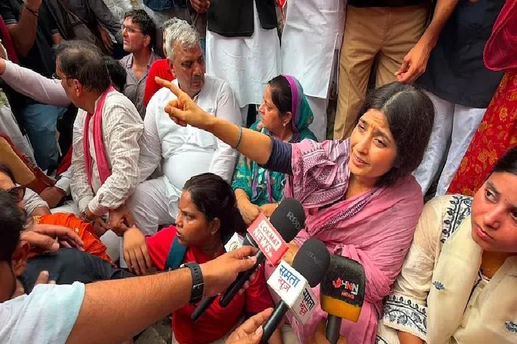''छात्राओं के कपड़े फाड़े, सीने पर लाठियां बरसाईं...