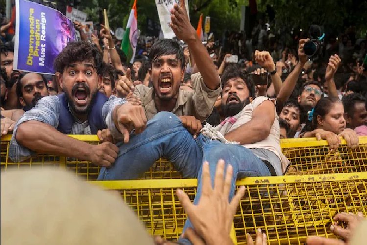 कॉकरोच जनता पार्टी प्रदर्शन में 118 पुलिसकर्मी व 60 प्रदर्शनकारी घायल, दिल्ली पुलिस ने दर्ज किए 4 FIR