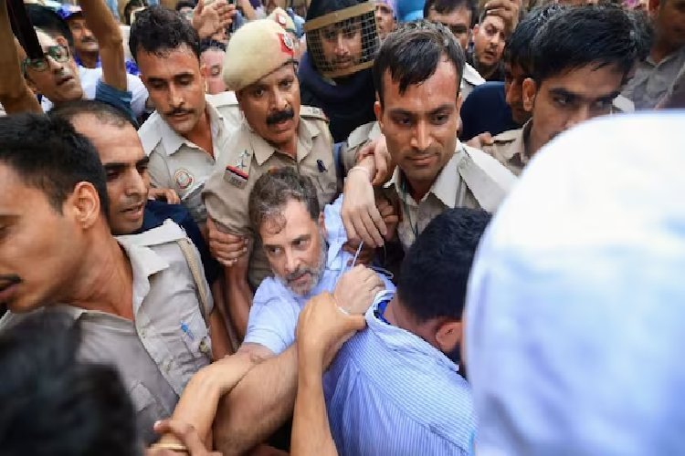 दिल्ली में हाई-वोल्टेज ड्रामा! पुलिस ने राहुल गांधी-अखिलेश यादव समेत विपक्षी नेताओं को किया डिटेन 