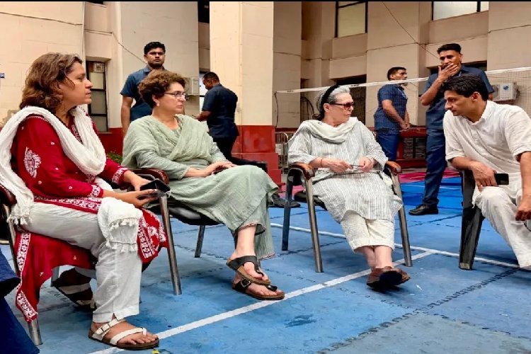 राहुल-प्रियंका-अखिलेश को जल्द रिहा करेगी दिल्ली पुलिस, थाने पहुंची सोनिया गांधी