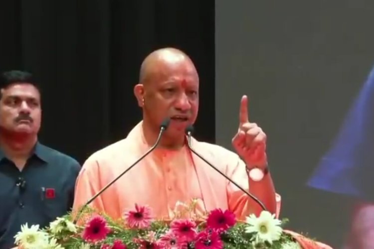 देश के ख़िलाफ षड्यंत्र कर कर रहे हैं सपा और कांग्रेस, विदेशी पैसे पर फैला रहे अराजकता, अखिलेश और राहुल पर गरजे योगी
