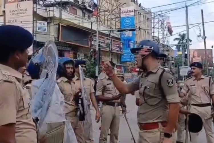 पीछे हटे तो नौकरी करने के लायक नहीं छोड़ूंगा, IPS संकेत कुमार के तेवर देखकर लाठी लेकर उग्र छात्रों के पीछे दौड़ी पुलिस