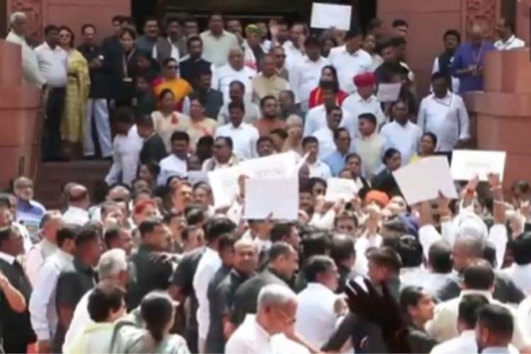 शहरों की गलियों से संसद तक पहुंची सरकार-विपक्ष की लड़ाई! सदन के परिसर में जमकर हुआ हंगामा
