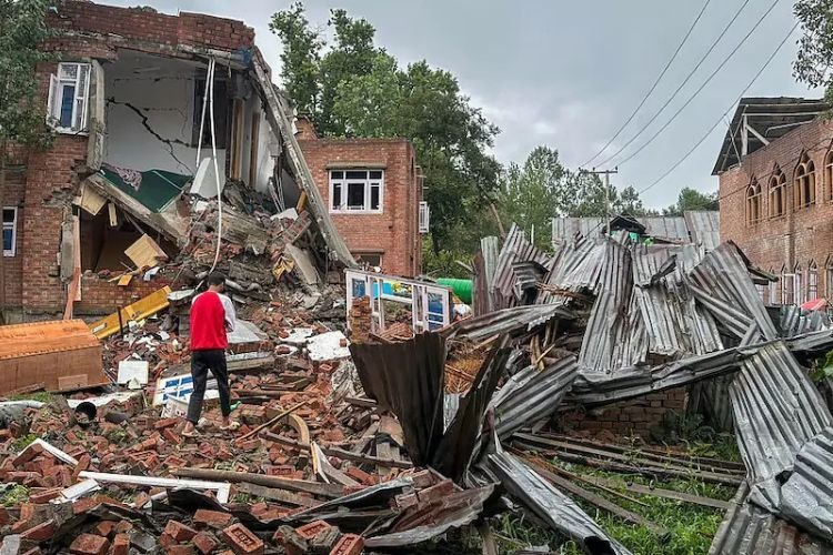 अनंतनाग में जवान की शहादत का हिसाब: आतंकी आदिल और हारून के घरों पर चला बुलडोजर