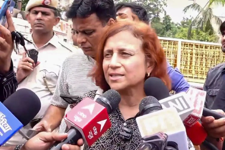 'PMO के बाहर धरना नॉन-सीरियस था...' सोनम वांगचुक की पत्नी गीतांजलि आंग्मो ने राहुल गांधी पर साधा निशाना