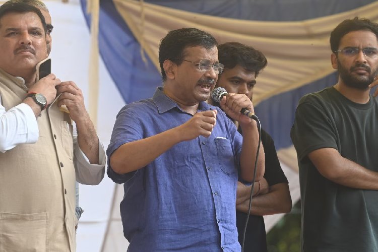 कनॉट प्लेस में शाम 6:30 बजे के बाद सभी दुकानें बंद करने का आदेश, केजरीवाल ने जताई आशंका!
