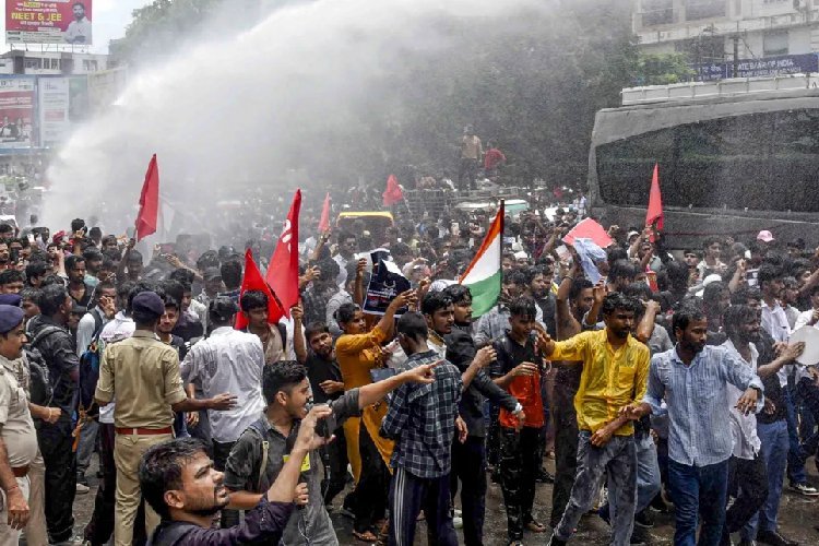 बिहार बंद में उग्र प्रदर्शन! पटना में लाठीचार्ज, सीवान में हवाई फायरिंग, हिरासत में लिए तेज प्रताप