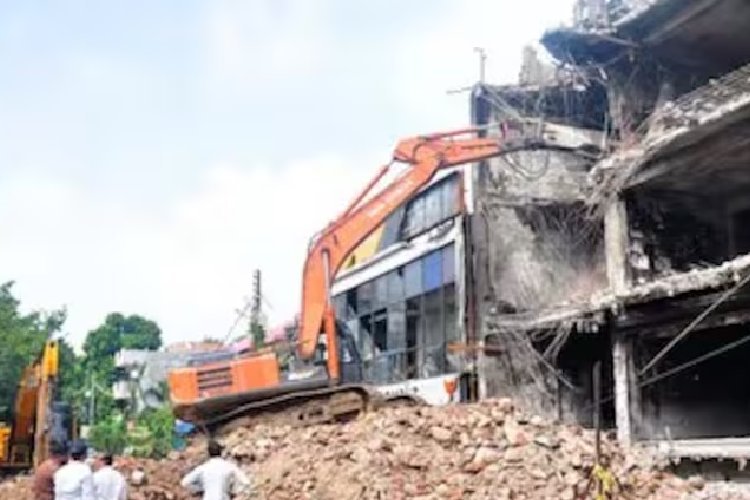 32 दिन बाद लखनऊ में बुलडोजर चला! 15 जानें लेने वाली आग वाली इमारत ढहाई गई