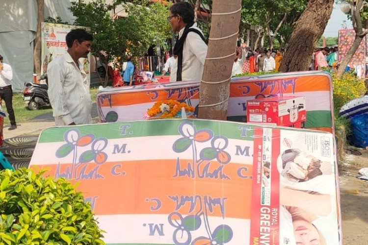 योगी सरकार के मंच पर TMC की एंट्री! 459 जोड़ों को बांट दिए TMC छाप गद्दे, मच गया महाबवाल
