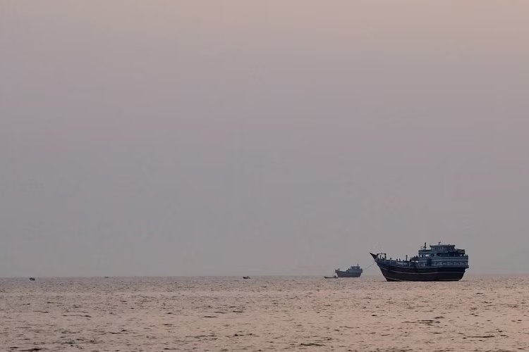 होर्मुज स्ट्रेट में सनसनी! नेवल माइन से टकराया तेल टैंकर, हुआ भीषण धमाका