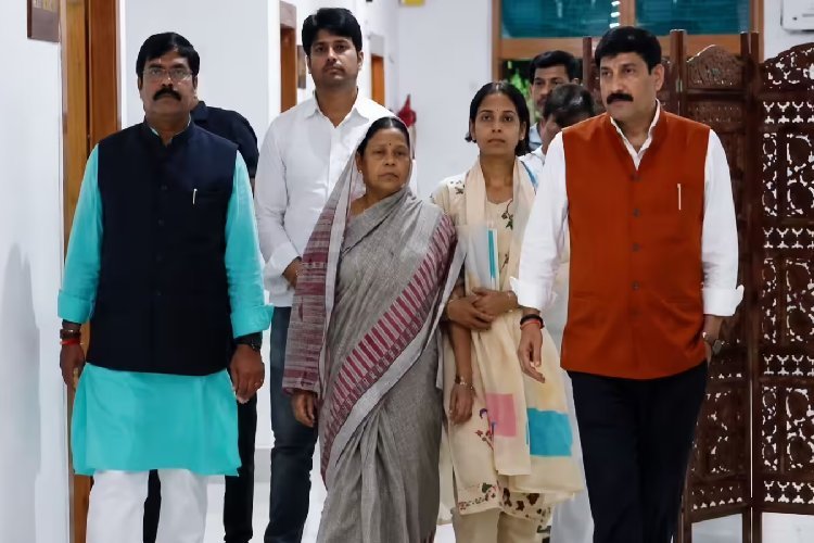 पीके पर मनोज तिवारी का गंभीर आरोप, बोले- भरत तिवारी की मां से कहा बांकीपुर में प्रचार करें