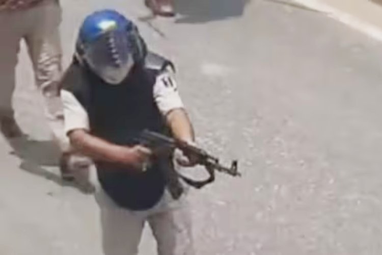 बिहार में सनसनी: छात्र प्रदर्शन पर पुलिसकर्मी ने दागी AK-47, सस्पेंड! सुप्रीम कोर्ट में याचिका दायर