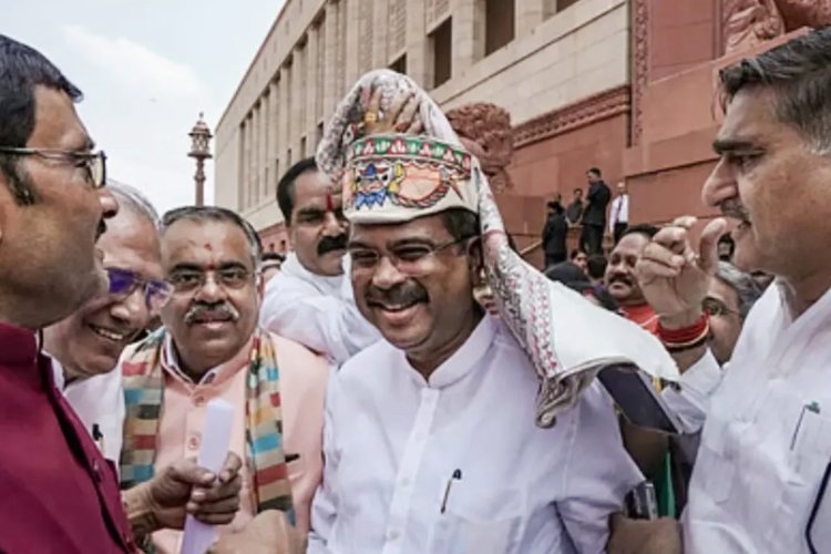 संसद में धर्मेंद्र प्रधान का शाही स्वागत, एनडीए सांसदों ने लोकसभा में पहनाई पारंपरिक पाग