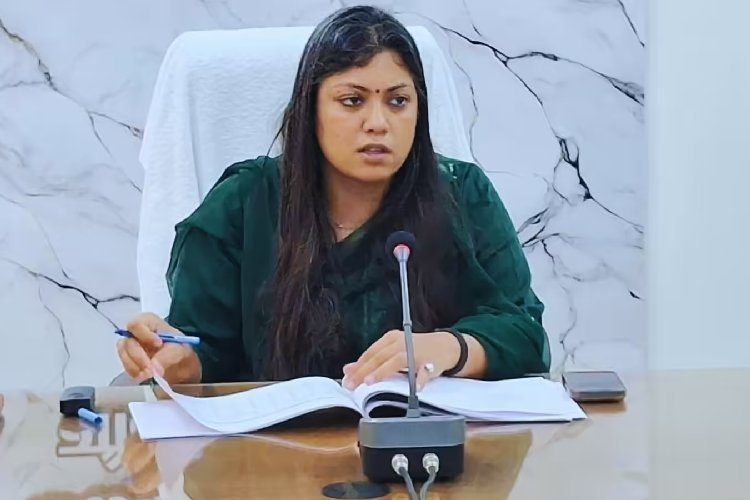 लेखपाल ने पति के नाम कराई 3 करोड़ की सरकारी जमीन, नोएडा डीएम ने किया सस्पेंड