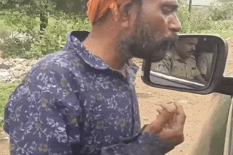 'साहब, मेरी पैंट चोरी हो गई...' लुंगी पहनकर थाने पहुंचा ट्रक ड्राइवर, थानेदार ने दी 400 रुपए की मदद
