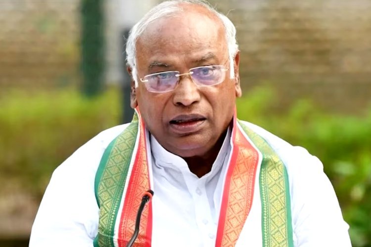 बजरंग दल को पीएफआई से जोड़ने वाला बयान पड़ा भारी, अब खड़गे को पंजाब में कोर्ट का वारंट जारी, बढ़ेगी मुश्किलें