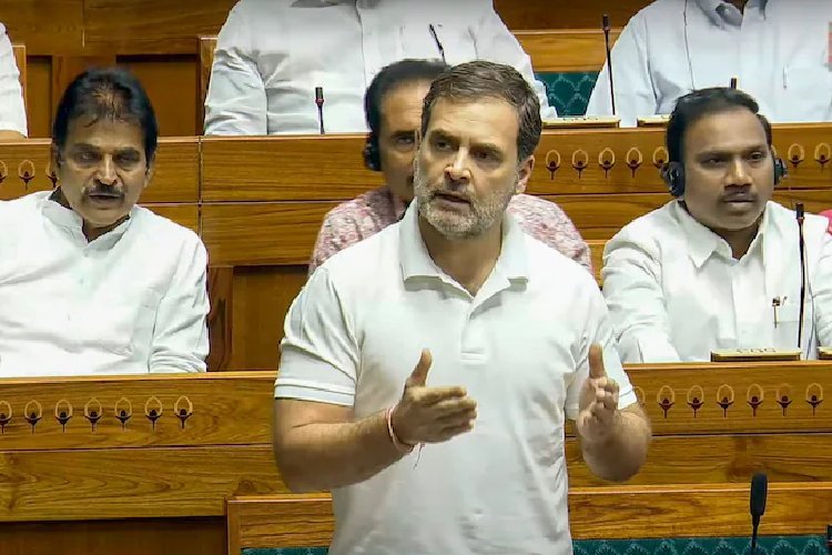 लोकसभा में हंगामा! राहुल गांधी के 'मूर्ख' वाले बयान पर गरमा गया सदन, रिजिजू ने की कड़ी आपत्ति