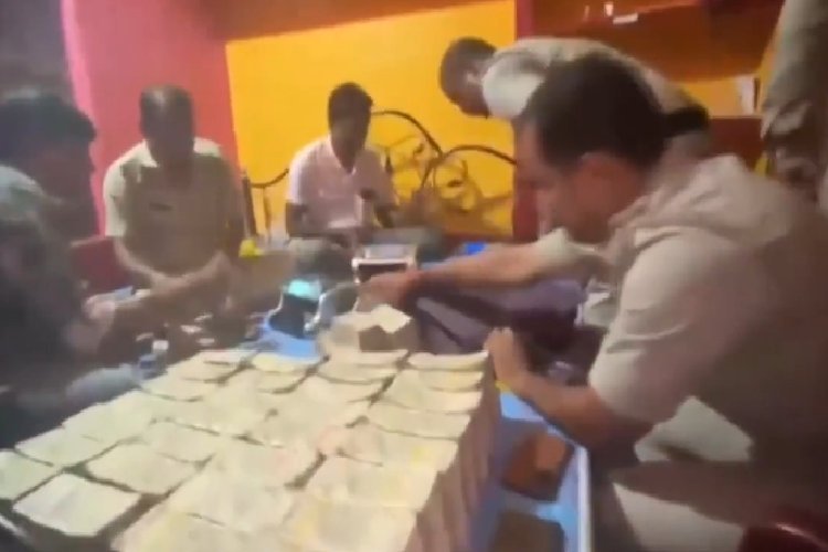 बस ड्राइवर के घर से निकला 20 करोड़ का खजाना! 15 किलो सोना, 35 बोरियां नोटों से भरीं, 5 नोट गिनने की मशीनें भी हार गईं