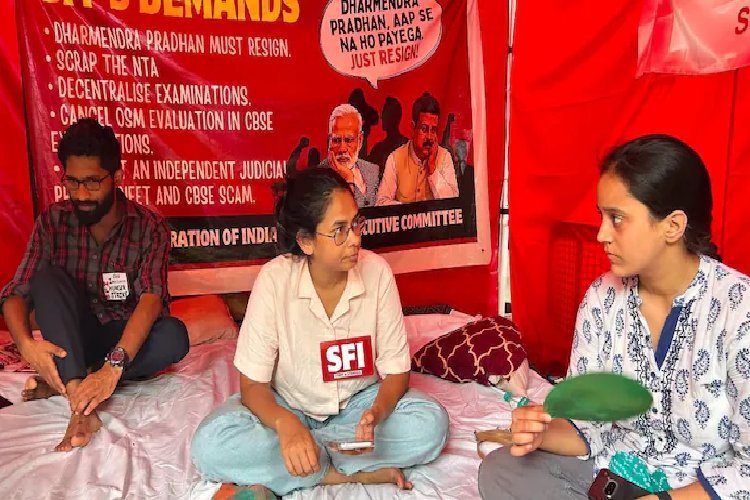 सुप्रीम कोर्ट का बड़ा फैसला! छात्र नेता आइशी घोष के खिलाफ वॉरंट पर लगा ब्रेक, CJP के विरोध के बाद कोर्ट ने दी राहत