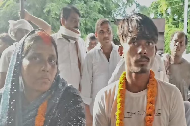 चंदौली में अनोखा फैसला: पत्नी प्रेमी के साथ भागी, पति ने खुद करा दी दोनों की शादी!