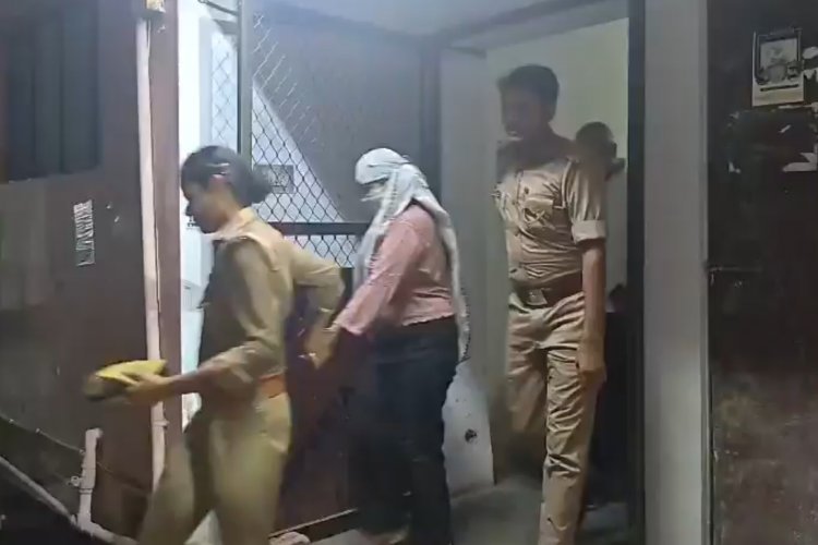 कॉल सेंटर की आड़ में साइबर फ्रॉड फैक्ट्री, कंप्यूटर, डेटा और डिजिटल सबूतों का बड़ा जखीरा बरामद! 21 लड़कियां और 11 युवक गिरफ्तार
