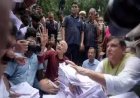 E20 पेट्रोल पॉलिसी के खिलाफ AAP का विरोध: PM मोदी के आवास तक मार्च रोके जाने के बाद केजरीवाल और सिसोदिया ने दिया धरना