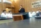 आईएएस रिंकू सिंह राही के बिगड़े बोल! शहीद भगत सिंह को बताया सबसे बड़ा बेवकूफ, वीडियो वायरल