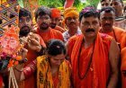 कौन हैं BJP विधायक रमेश मिश्रा? परिवार संग भगवा चोला पहन DJ के साथ कांवड़ यात्रा पर निकले; बदलापुर को जिला बनाने की मांगी मन्नत