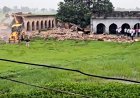 खेल के मैदान पर बना था मदरसा, योगी सरकार ने चलवा दिया बुलडोजर, कुछ ही मिनट में हुआ जमींदोज