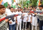 तेजस्वी के मार्च में ‘एके-47’ लेकर पहुंचे RJD कार्यकर्ता, पुलिस ने वाटर कैनन चलाया तो पानी में डांस करने लगे!