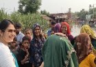 डीएम कविता मीणा ने वृद्धा का माथा छूकर देखा बुखार, दिल छू लेने वाला वीडियो वायरल