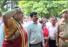 मंत्री बेबी रानी मौर्य के 17 कॉल, डीएम ने नहीं उठाया फोन, बुके लेने से भी किया इनकार, वीडियो वायरल