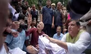 E20 पेट्रोल पॉलिसी के खिलाफ AAP का विरोध: PM मोदी के आवास तक मार्च रोके जाने के बाद केजरीवाल और सिसोदिया ने दिया धरना