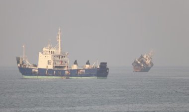 अब लाल सागर में भारतीय जहाज पर हमला, सभी 13 भारतीय नाविक सुरक्षित, यमन कोस्ट गार्ड ने किया रेस्क्यू