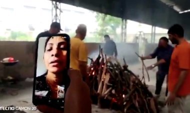कलयुग की सबसे दर्दनाक तस्वीर? पिता की चिता से दूर रहीं बेटियां, ऑनलाइन पैसे भेजकर निभाया अंतिम फर्ज!