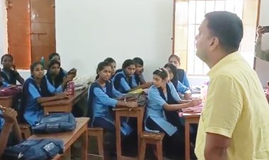 DM साहब बन गए मास्टर साहब, बच्चों को पढ़ाया गणित, वीडियो हुआ वायरल