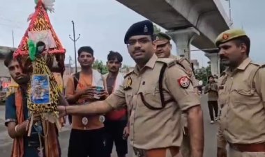 मुस्लिम ACP ने अपने हाथों से कांवड़ियों को बांटा पानी, गाजियाबाद पुलिस ने शेयर किया दिल छू लेने वाला वीडियो