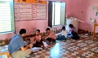 DM ने बच्चों की ली क्लास, फर्श पर बैठकर सुना पाठ, दिल जीत लेगा वीडियो