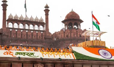 लाल किले के समारोह से क्यों दूर रहे राहुल-खरगे, क्या थी पुरानी सिटिंग लिस्ट? पढ़िए पूरी बात...