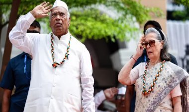 'वंदे मातरम्' का अपमान! सोनिया गांधी के खिलाफ मंगलुरु पुलिस से शिकायत, कानूनी कार्रवाई की मांग