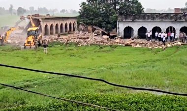 खेल के मैदान पर बना था मदरसा, योगी सरकार ने चलवा दिया बुलडोजर, कुछ ही मिनट में हुआ जमींदोज