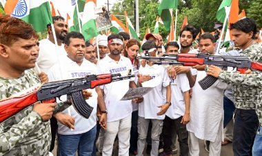 तेजस्वी के मार्च में ‘एके-47’ लेकर पहुंचे RJD कार्यकर्ता, पुलिस ने वाटर कैनन चलाया तो पानी में डांस करने लगे!