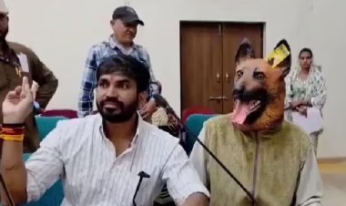 कुत्ते का मास्क पहनकर कलेक्ट्रेट पहुंचा फरियादी! खंडवा में आवारा कुत्तों और नसबंदी में भ्रष्टाचार का अनोखा विरोध