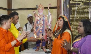 दिल्ली के प्रेस क्लब में PM मोदी की पूजा, 'भगवान नरेंद्र मोदी चालीसा' का पाठ, लगे जय-जय मोदी के नारे!