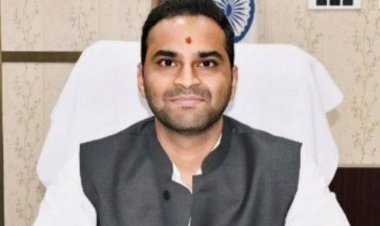 कौन हैं देवरिया डीएम IAS मधुसूदन हुल्गी? 10 पंचायत सचिव को किया सस्पेंड, संपत्ति की जांच कराने का दिया आदेश