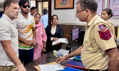 ''जब तक FIR नहीं होगी, हम नहीं हटेंगे...'' पैलेट गन पीड़ित के साथ थाने पर धरना दे रहे राहुल गांधी