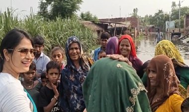 डीएम कविता मीणा ने वृद्धा का माथा छूकर देखा बुखार, दिल छू लेने वाला वीडियो वायरल