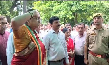 मंत्री बेबी रानी मौर्य के 17 कॉल, डीएम ने नहीं उठाया फोन, बुके लेने से भी किया इनकार, वीडियो वायरल