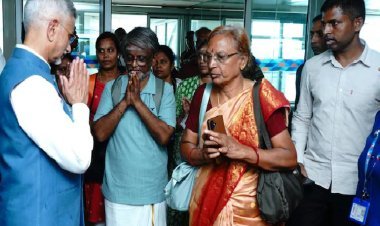 जयशंकर ने एयरपोर्ट पर किया 21 भारतीय तीर्थयात्रियों का स्वागत, बोले- नेपाल में फंसे लोगों को निकालना सबसे बड़ी प्राथमिकता